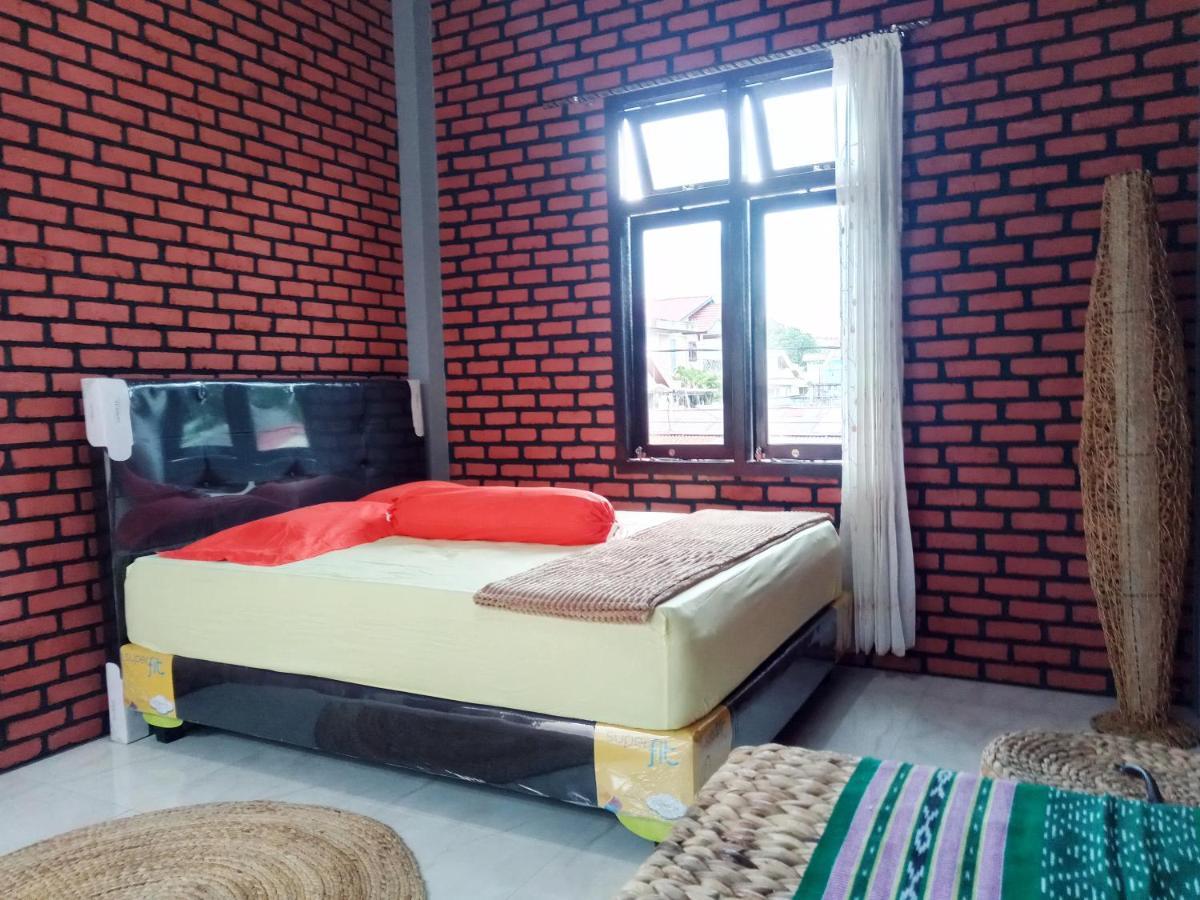 Kurnia Homestay Ternate Buitenkant foto